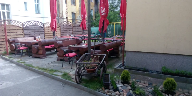 Velký tatarák pro dvě osoby a desatero topinek s česnekem