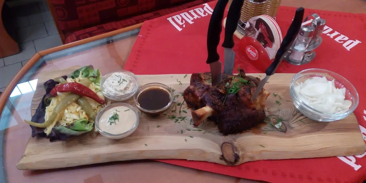 Velký tatarák pro dvě osoby a desatero topinek s česnekem