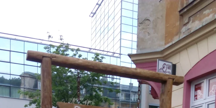 Velký tatarák pro dvě osoby a desatero topinek s česnekem