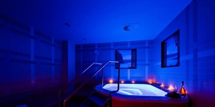 Romantika s porcí luxusu pro 2: Apartmán s jacuzzi a večeří v centru Prahy