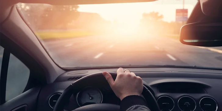 Oprava praskliny na čelním skle automobilu: za 20 minut není po poškození ani památky