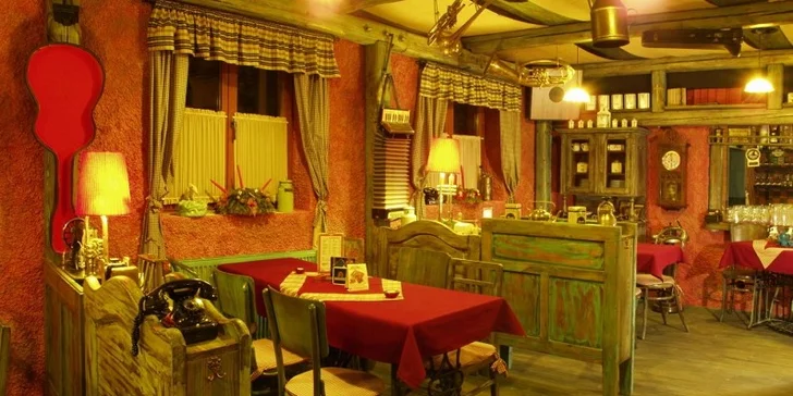 Hodina bowlingu a 2 pizzy dle výběru ve stylovém baru s atmosférou bazaru