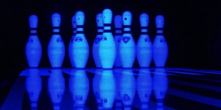 Hodina bowlingu a 2 pizzy dle výběru ve stylovém baru s atmosférou bazaru