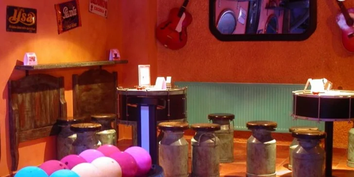 Hodina bowlingu a 2 pizzy dle výběru ve stylovém baru s atmosférou bazaru
