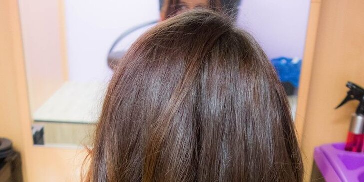 Šmrncovní střih a zesvětlení vlasových konečků nebo celých délek vlasů