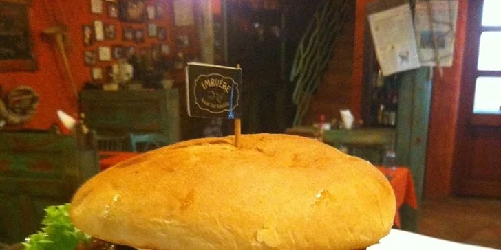 Dva 200gramové burgery s přílohou + hodinka bowlingu k tomu