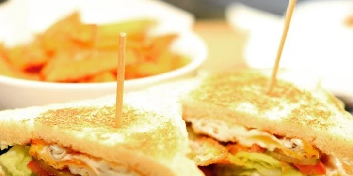 Po stopách obrů - jeden nebo dva 320g Club sendviče s domácími hranolky