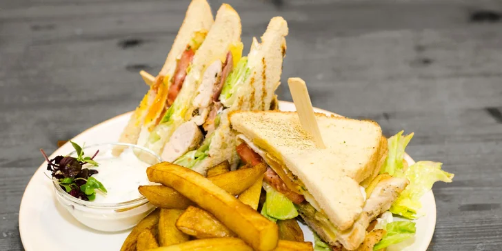 Po stopách obrů - jeden nebo dva 320g Club sendviče s domácími hranolky