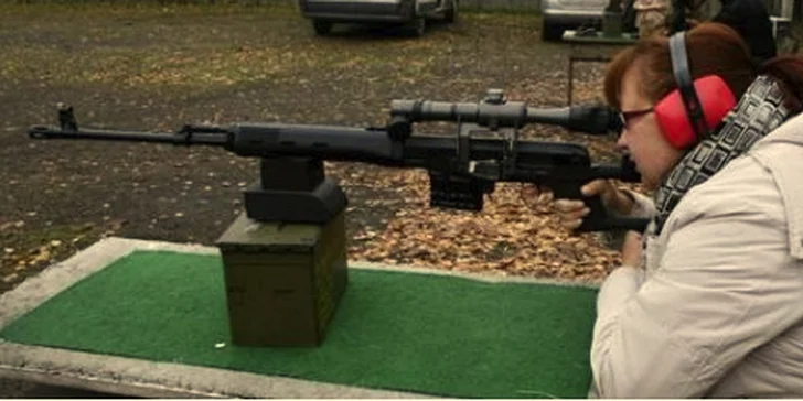 Střelba z osvědčených zbraní i pistolí a pušek elitních jednotek a osobních strážců