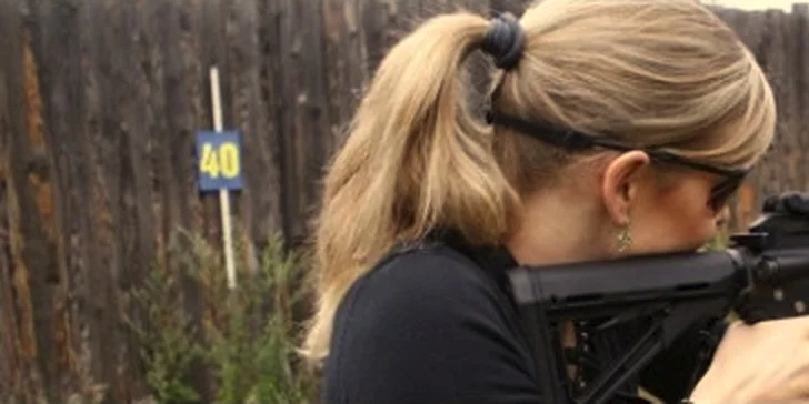 Střelba z osvědčených zbraní i pistolí a pušek elitních jednotek a osobních strážců