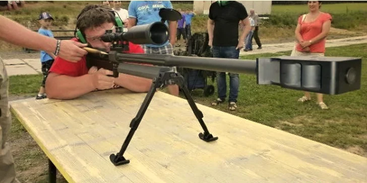 Střelba z osvědčených zbraní i pistolí a pušek elitních jednotek a osobních strážců