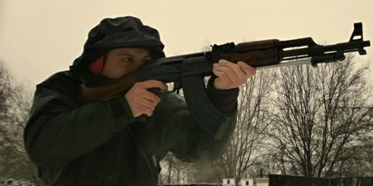 Střelba z osvědčených zbraní i pistolí a pušek elitních jednotek a osobních strážců