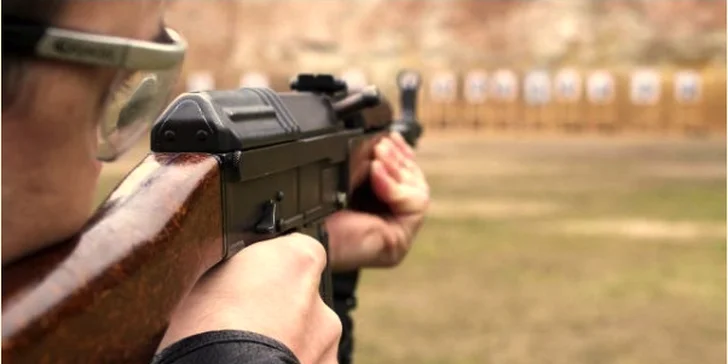 Střelba z osvědčených zbraní i pistolí a pušek elitních jednotek a osobních strážců