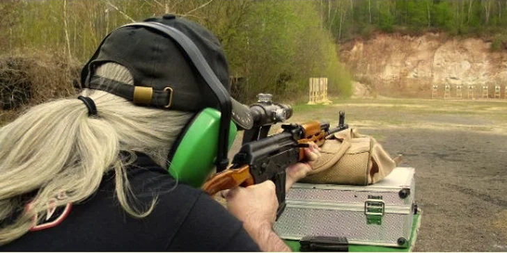 Střelba z osvědčených zbraní i pistolí a pušek elitních jednotek a osobních strážců