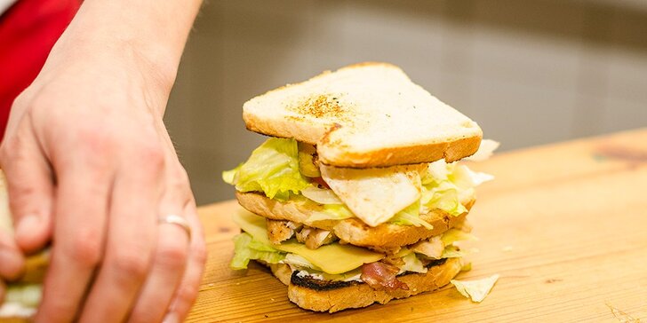 Po stopách obrů - jeden nebo dva 320g Club sendviče s domácími hranolky