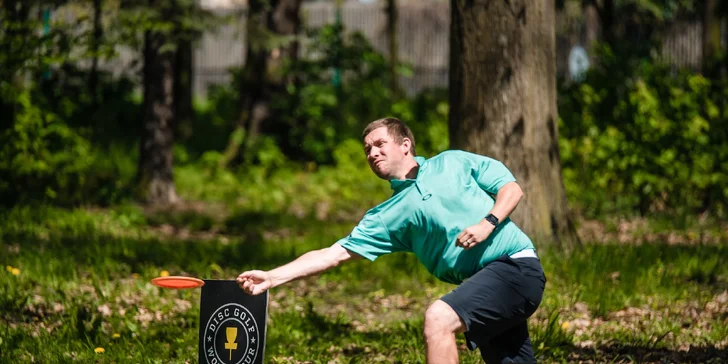 Hodina discgolfu pod vedením trenéra – na výběr máte 12 hřišť po celé ČR