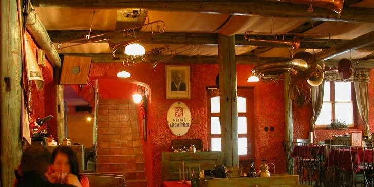 Hodina bowlingu a 2 pizzy dle výběru ve stylovém baru s atmosférou bazaru