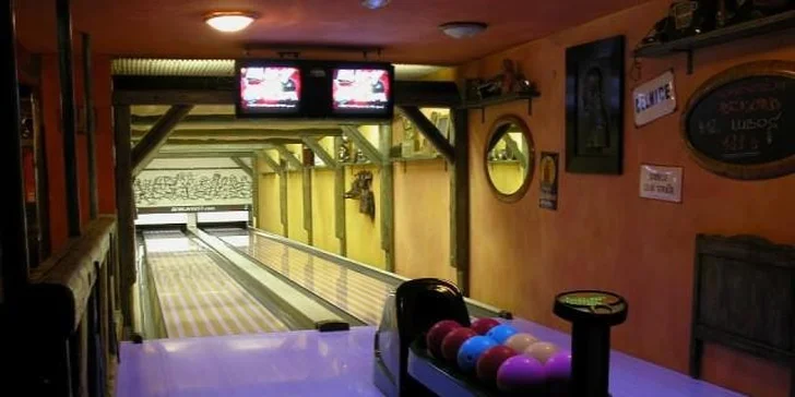 Dva 200gramové burgery s přílohou + hodinka bowlingu k tomu