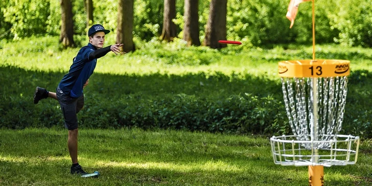 Hodina discgolfu pod vedením trenéra – na výběr máte 12 hřišť po celé ČR