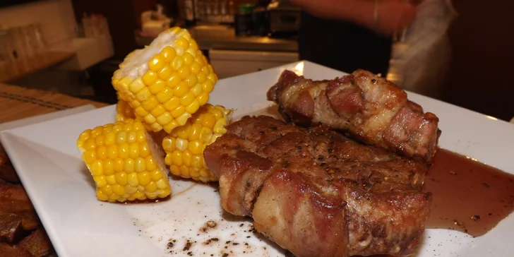 Jeden nebo dva 500g steaky z krkovice, příloha + 20% sleva na tvrdý alkohol