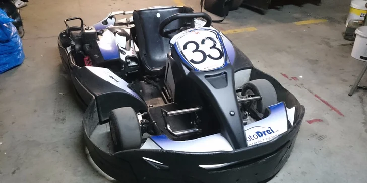 Na pár minut závodníkem: 2 jízdy v motokáře a nápoj na posilněnou