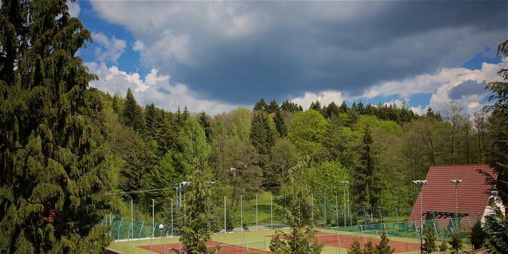 Aktivní odpočinek v Beskydech pro dva: 2–5 dní, snídaně i 60 min. tenisu
