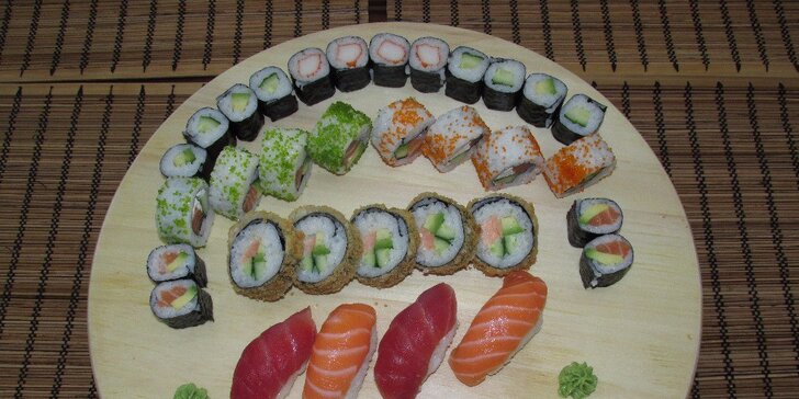 Dvě polévky miso a famózní japonský sushi set