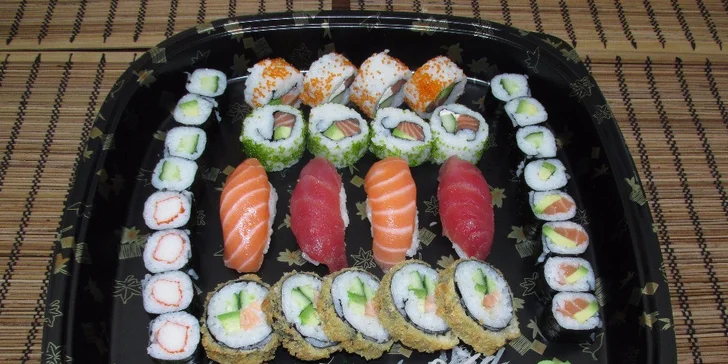 Dvě polévky miso a famózní japonský sushi set