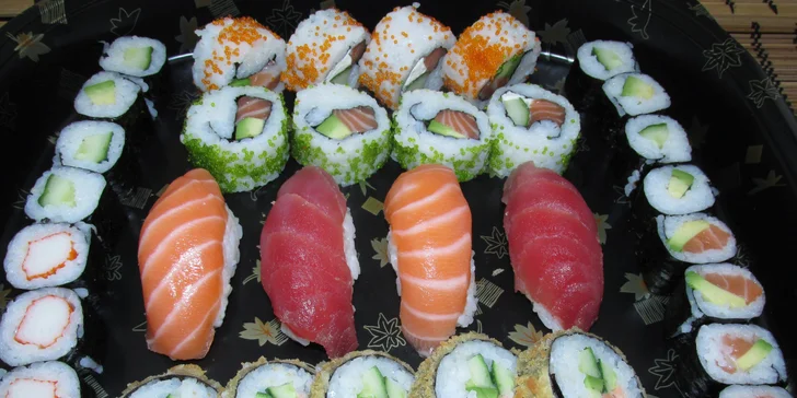 Dvě polévky miso a famózní japonský sushi set
