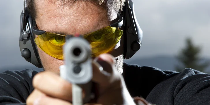 Střelba z osvědčených zbraní i pistolí a pušek elitních jednotek a osobních strážců