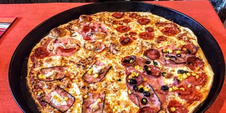 Obrovská pizza o průměru 50 cm a hodina bowlingu až pro 4 hráče