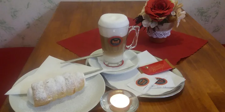 Voňavý dýchánek: Dvě vynikající kávy a cukrem sypané kremrole