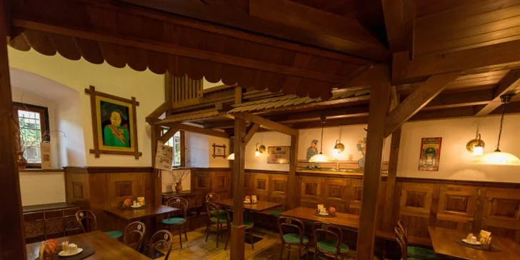Parádní hostina v lázeňském centru: Švejkův burger a hranolky s pivkem