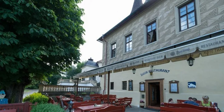 Parádní hostina v lázeňském centru: Švejkův burger a hranolky s pivkem