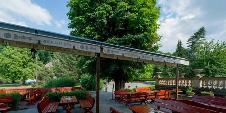 Parádní hostina v lázeňském centru: Švejkův burger a hranolky s pivkem