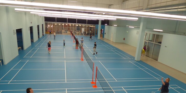 Zahrajte si badminton: Jednorázový vstup i přenosná letní permanentka