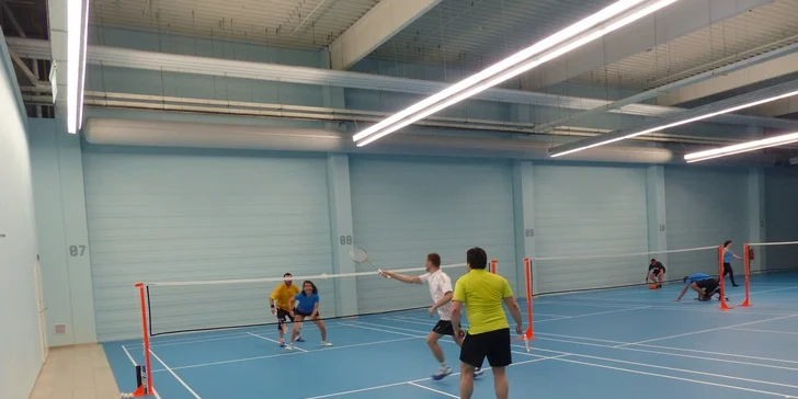 Zahrajte si badminton: Jednorázový vstup i přenosná letní permanentka