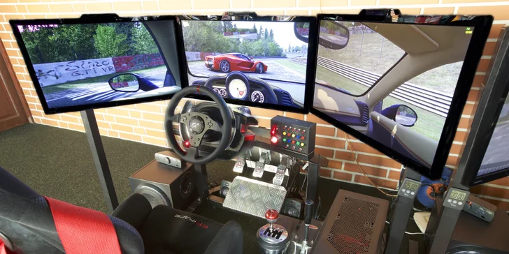 Adrenalinová jízda na závodním automobilovém trenažéru