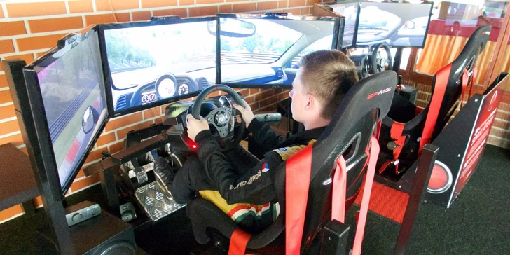 Adrenalinová jízda na závodním automobilovém trenažéru