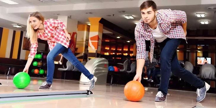 Bowlingový turnaj pro partu přátel: Striky, spary, žlábky a prima zábava