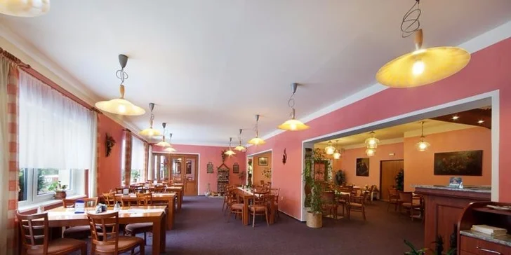V restauraci se podávají snídaně i večeře.
