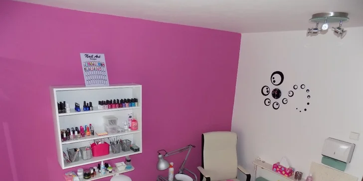 Mini pedikúra s Shellacem CND a lehkou masáží plosek nohou