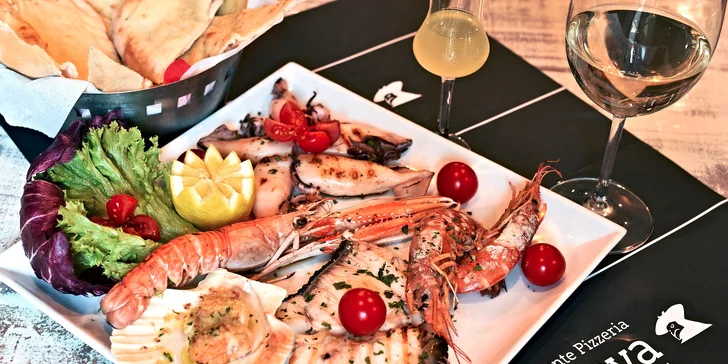 Mořská hostina s vínem a citronovým likérem pro dva v restauraci Casanova