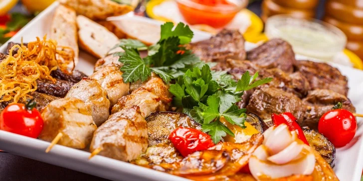 Velký masový mix grill až pro 4 osoby, čerstvá zelenina a dva studené dresinky