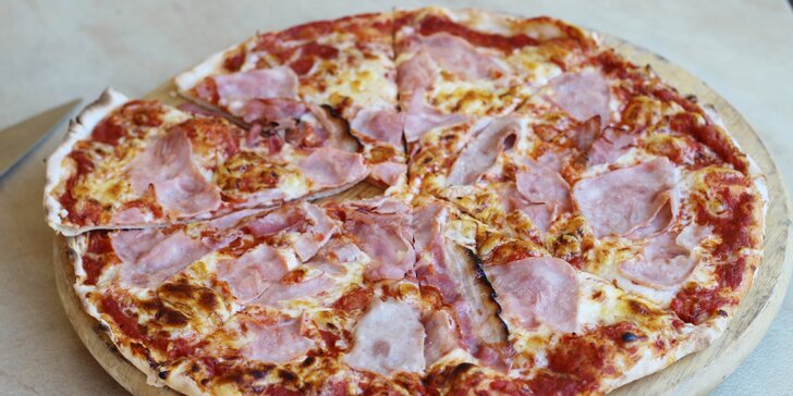 Maximálně chutná maxi pizza upečená z domácího těsta a sypaná nej dobrotami