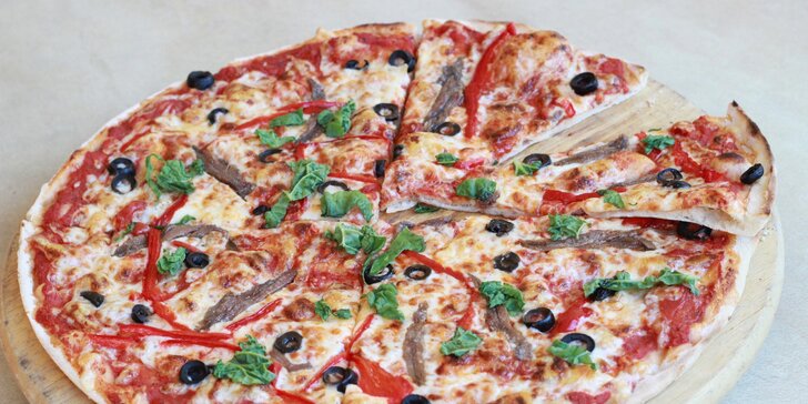 Maximálně chutná maxi pizza upečená z domácího těsta a sypaná nej dobrotami
