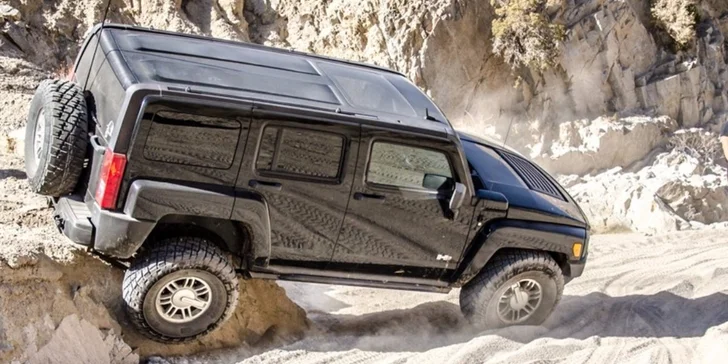 Za volantem Hummeru H3 – adrenalinová jízda divokým terénem