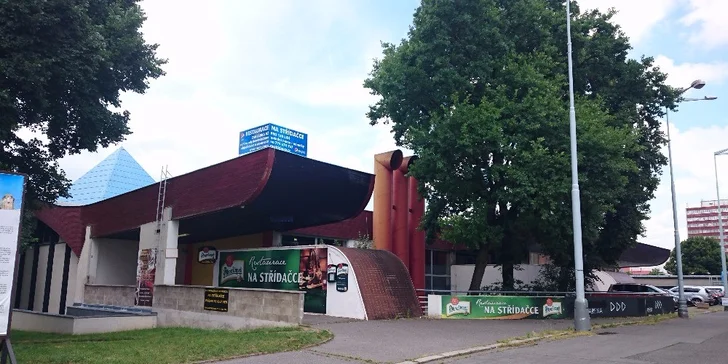 Voňavé masíčko: Dozlatova pečené koleno nebo 2 kila křidélek