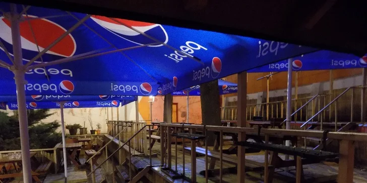 Voňavé masíčko: Dozlatova pečené koleno nebo 2 kila křidélek