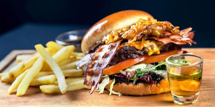 Kromě adrenalinových jízd na motokárách vás tu čeká i hostina. Třeba burgery. 